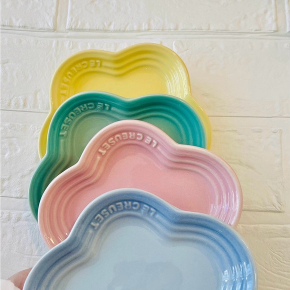 Le Creuset Small flower Plates Bundle Set of 4 - Picture 8 of 9